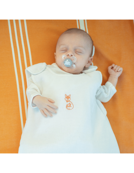 Gigoteuse hiver naissance blanche sans manche portée par un bébé qui dort de face