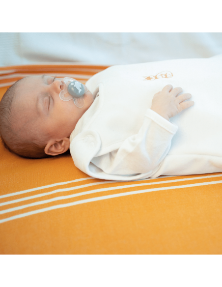Gigoteuse hiver naissance blanche sans manche portée par un bébé qui dort de profil